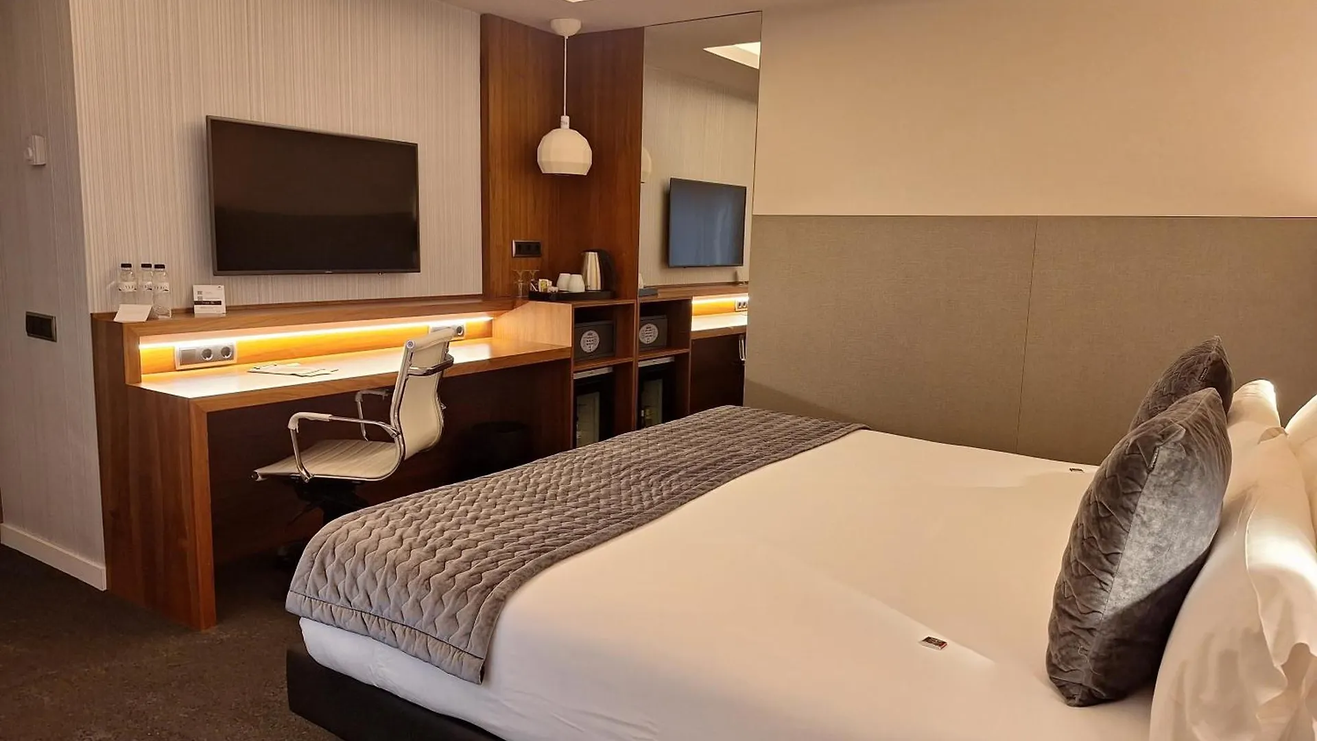 Best Western Premier Hotel Dante Barcelona 4*,